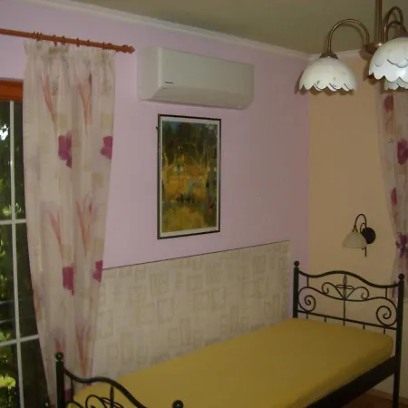 Bundi Vendeghaz בית הארחה 3*