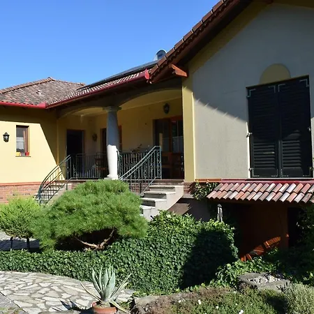 Guest house Bundi Vendeghaz Kehidakustany