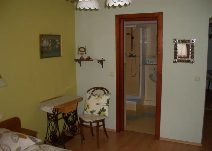Bundi Vendeghaz Kehidakustány