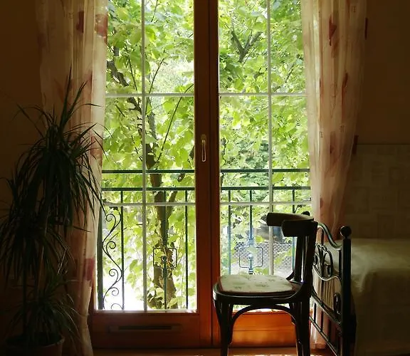 Bundi Vendeghaz Kehidakustány